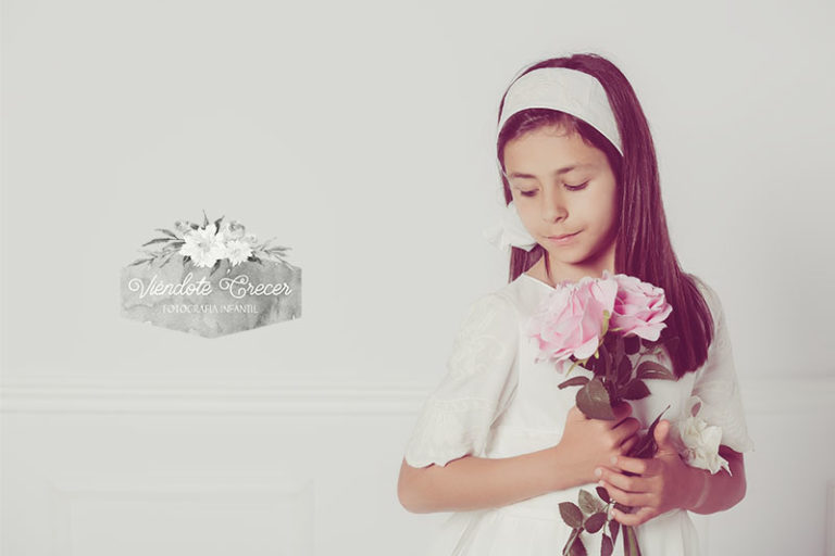 Las fotos bonitas de comunión de Sara con un ramo de flores en sus manos