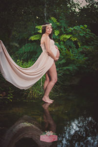 Sesión de fotos de embarazo en la naturaleza de Adriana de Vimianzo