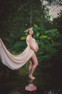 Sesión de fotos de embarazo en la naturaleza de Adriana de Vimianzo