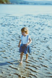 Sesión de fotos de familia en la playa de la Costa da Morte de Emma