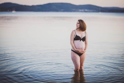 Las fotos de embarazo en la playa de Mariana por Viéndote Crecer Fotografía Infantil en Galicia