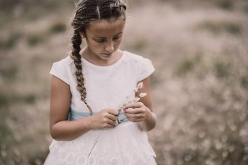 Las preciosas fotos de exteriores de Comunión de Grecia por Viéndote Crecer Fotografía Infantil en Galicia