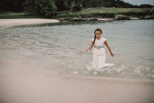 Las preciosas fotos de exteriores de Comunión de Grecia por Viéndote Crecer Fotografía Infantil en Galicia