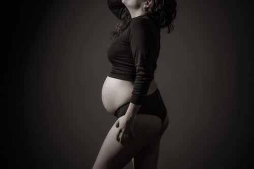 Las fotos de maternidad en estudio de Seila de Camariñas por Viéndote Crecer Fotografía Infantil en Galicia