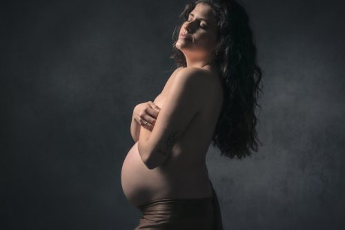 Las fotos de maternidad en estudio de Seila de Camariñas por Viéndote Crecer Fotografía Infantil en Galicia