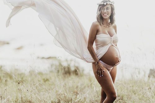 La sesión de embarazo en la playa de Iris por Viéndote Crecer Fotografía Infantil en Galicia