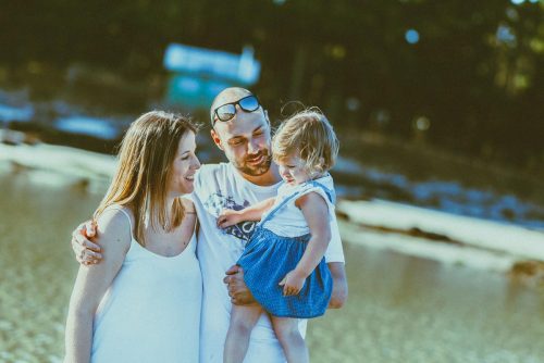 La bonita sesión de fotos de familia en la playa de la Costa da Morte de Emma por Viéndote Crecer Fotografía Infantil