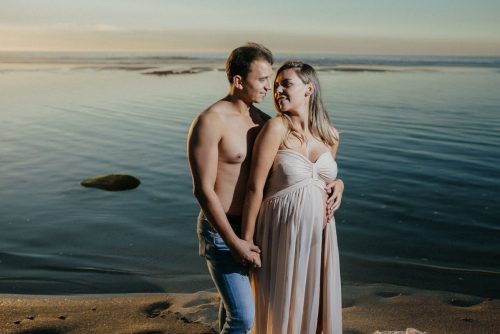 La sesión de fotos vintage de embarazo de Carla de Muxía por Viéndote Crecer Fotografía Infantil Creativa en la Costa da Morte