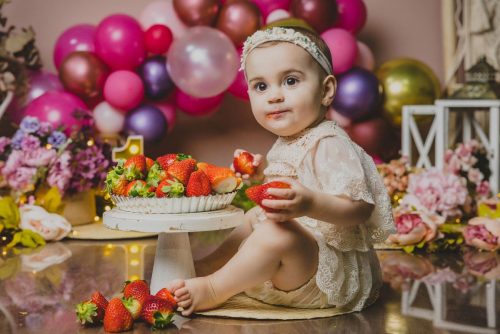 La sesión de Smash Cake con fresas de María de Muxía por Viéndote Crecer Fotografía Infantil en Galicia