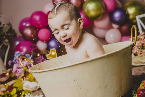 La sesión de Smash Cake con fresas de María de Muxía por Viéndote Crecer Fotografía Infantil en Galicia