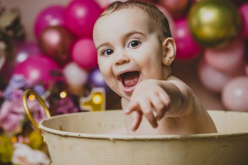 La sesión de Smash Cake con fresas de María de Muxía por Viéndote Crecer Fotografía Infantil en Galicia