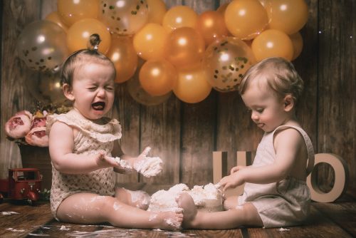 La bonita sesión de Smash Cake en Muxía de Adriana y Marco por Viéndote Crecer Fotografía Infantil en la Costa da Morte